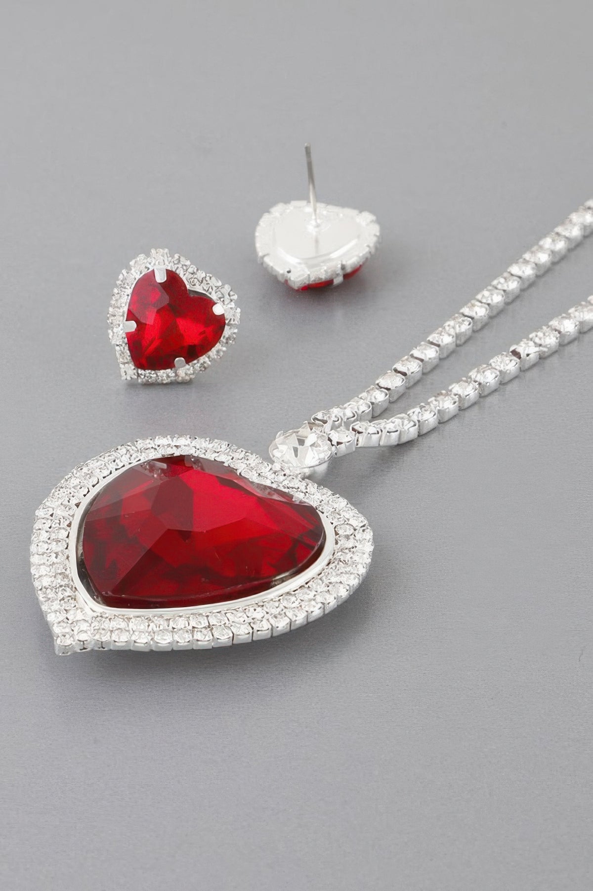  STUYVESANT Jeweled Crystal Heart Necklace: NYFW BYMANYC ® New York  NYC Wholesale Boutique Inventory - No MOQ & Ready to Ship